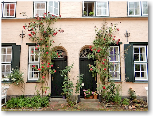 haustueren im fuechtingshof auf der altstadtinsel von luebeck