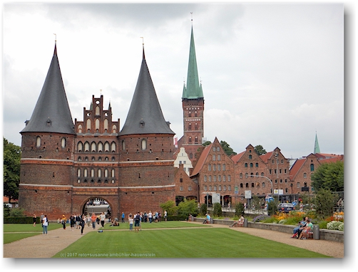 holstentor - westlicher zugang zur altstadtinsel von luebeck, dahinter sankt petrikirche