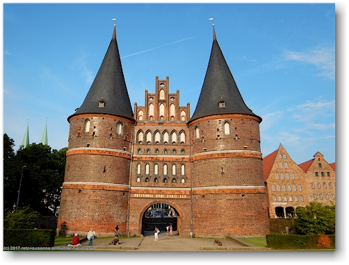 holstentor - westlicher zugang zur altstadtinsel von luebeck