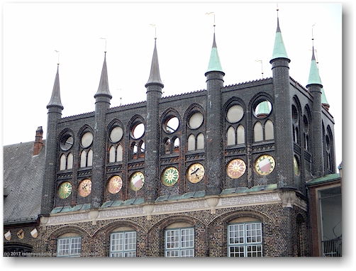 rathaus auf der altstadtinsel von luebeck