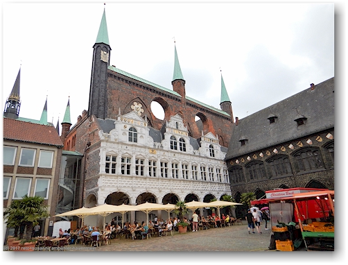 rathaus auf der altstadtinsel von luebeck