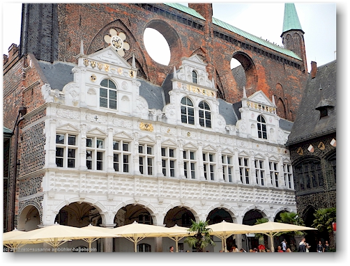 rathaus auf der altstadtinsel von luebeck