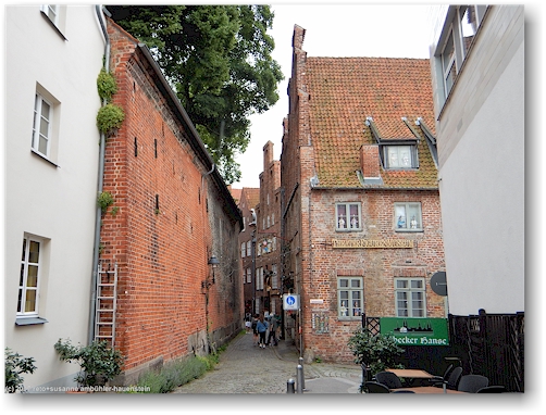 kolk - schmale gasse beim TheaterFigurenMuseum auf der altstadtinsel von luebeck