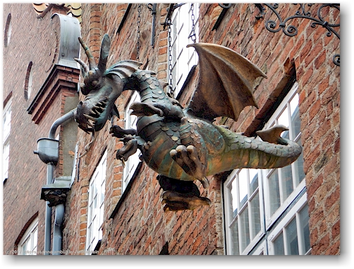 drachen beim TheaterFigurenMuseum auf der altstadtinsel von luebeck