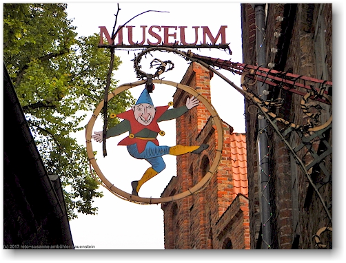 schild des TheaterFigurenMuseum auf der altstadtinsel von luebeck
