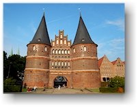 holstentor - westlicher zugang zur altstadtinsel von luebeck