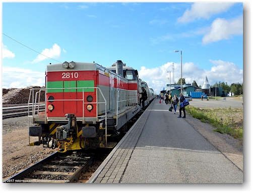 autozug im bahnhof kolari