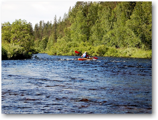 susanne in einer mini stromschnelle im aekaesjoki