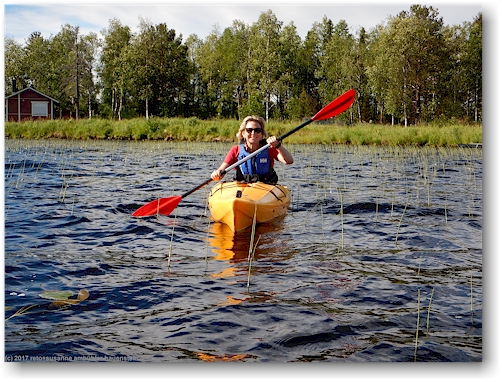 susanne im flusskajak auf dem aekaeslompolo