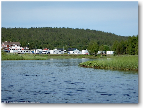 einfahrt in den aekaesjoki beim yllaeksen ykkoes caravan - in der bildmitte unser jogi