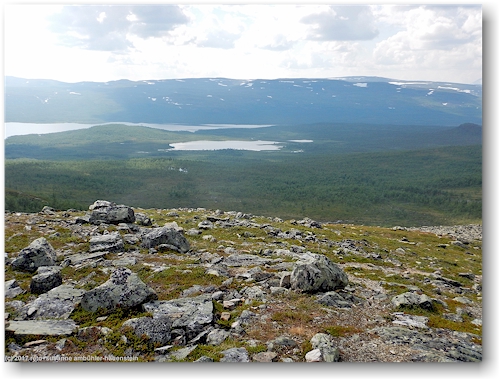 mittagsrast bei mallavuovdi mit blick auf das westliche ende des kilpisjaervi und den harrisaivo