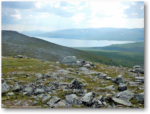 mittagsrast bei mallavuovdi mit blick auf den kilpisjaervi 