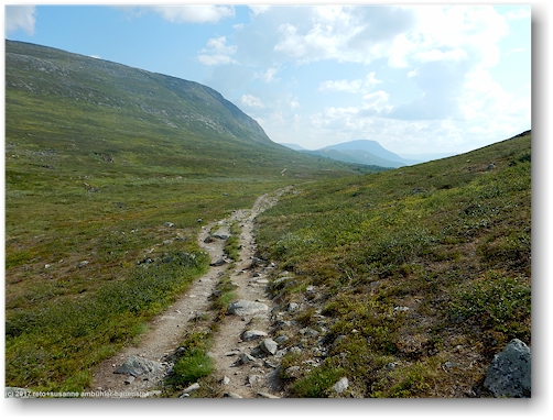 wanderweg kalottireitti entlang der suedflanke des malla