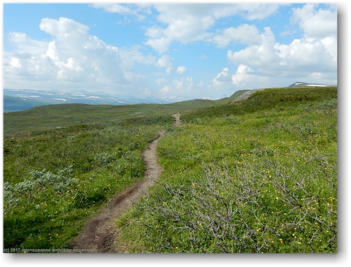 wanderweg kalottireitti entlang der suedflanke des malla