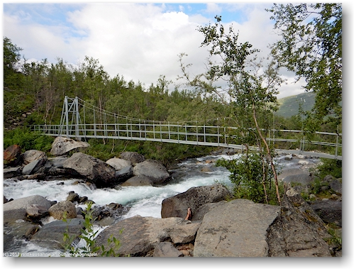 bruecke ueber den siellajohka entlang des kungsleden zwischen den abiskojaurestugorna und den alesjaurestugorna