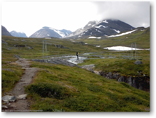 bruecke ueber den bossusjohka entlang des kungsleden zwischen den alesjaurestugorna und der tjaektjastugan