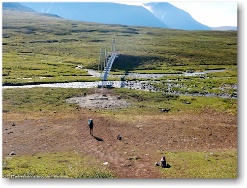 suedliche bruecke ueber den gaskkasjohka entlang des kungsleden zwischen den saelkastugorna und den singistugorna