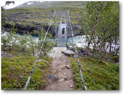 bruecke ueber den tjaektjatjakka entlang des kungsleden zwischen den singistugorna und den kaitumjaurestugorna