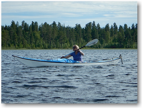 susanne im kajak auf dem baksjoen bei vilhelmina