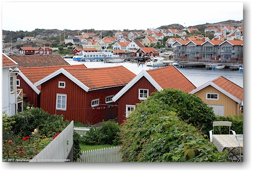 haeuser in fiskebaeckskil mit faehre nach lysekil im hintergrund