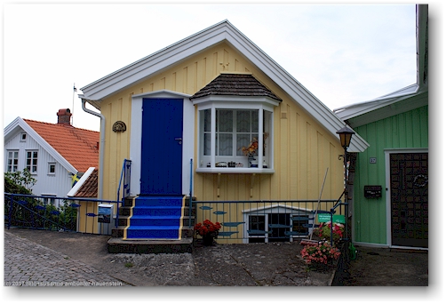 wohnhaus mit schwedischen farben in fiskebaeckskil