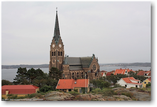 blick vom aussichtsturm auf die markante kirche von lysekil