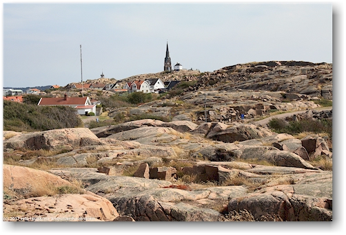 felskueste mit wohnhaeuser und kirche bei lysekil
