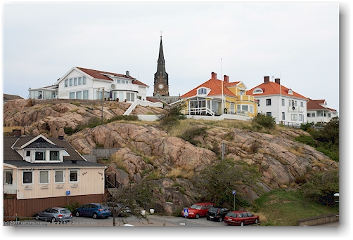 felskueste mit wohnhaeuser und kirche bei lysekil