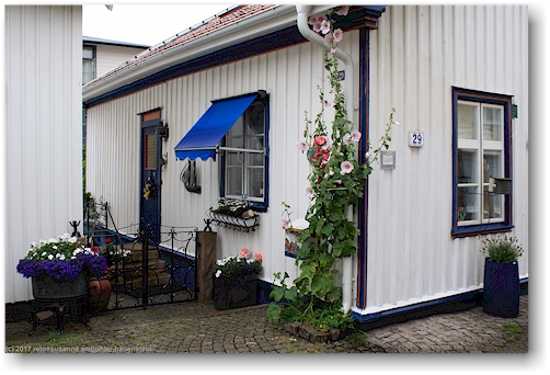 huebsch dekoriertes wohnhaus in der gamlestan (altstadt) von lysekil