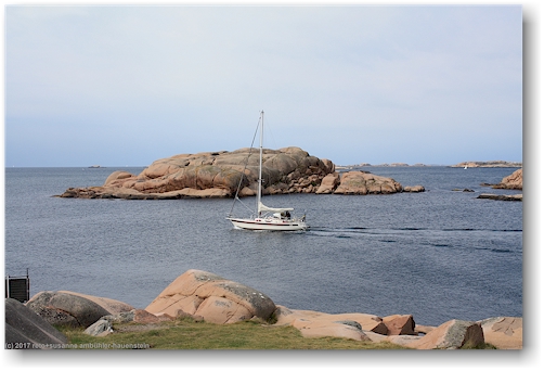 segelschiff zwischen kueste und kleinst-insel lilla skeppholmen bei lysekil