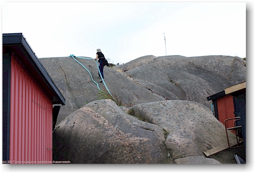 aufstieg zum felsruecken beim smabatshamn (kleinboothafen) von lysekil