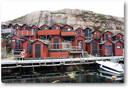 huetten im smabatshamn (kleinboothafen) von lysekil