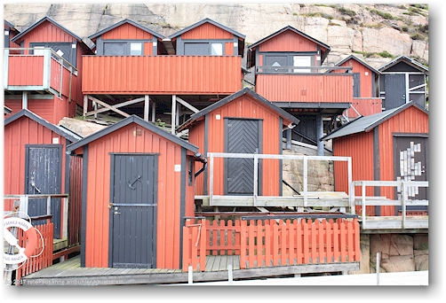 huetten im smabatshamn (kleinboothafen) von lysekil