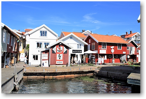 traditionelle haeuser im hafen von smoegen