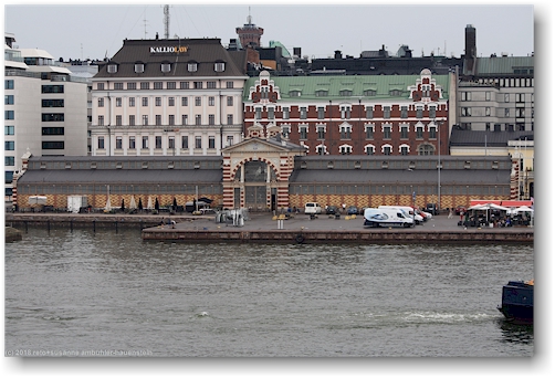 blick von der terrasse beim bad auf die alte markthalle am hafen von helsinki