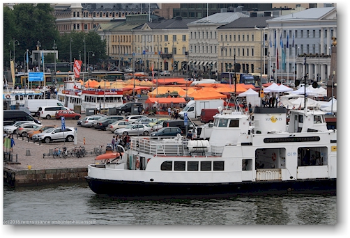 blick von der terrasse beim bad auf den markt am hafen von helsinki