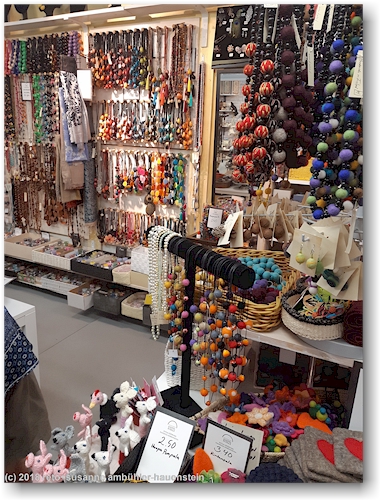 bunte auslage in der markthalle hakaniemen tori in helsinki