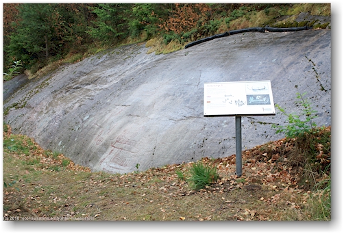 infotafel zu den felsritzungen bei tyft in der naehe von kyrkoryk