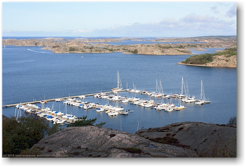 blick vom vettebergen auf den yachthafen bei fjaellbacka