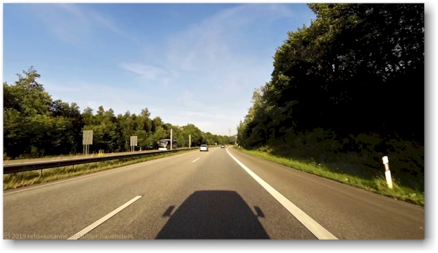 schattenwurf von unserem VW bus auf der A226