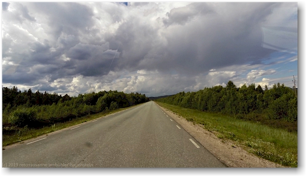 dunkle gewitterwolken ueber der strasse 95