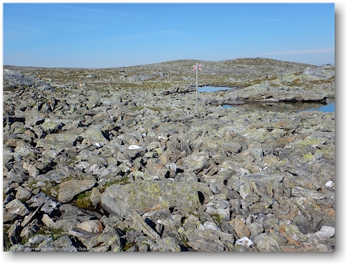 kungsleden ueber die steinige hochebene richtung juovetjakke