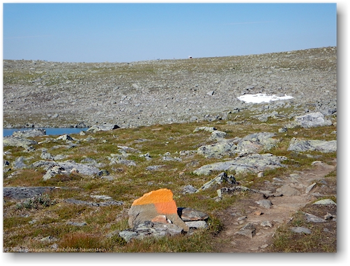 kungsleden ueber die steinige hochebene richtung juovetjakke mit der gleichnamigen schutzhuette auf der krete