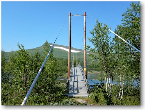 erste bruecke im verlauf des kungsleden ueber den vottakken