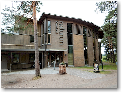 eingang zum naturum vaermland im mariebergsskogen in karlstad