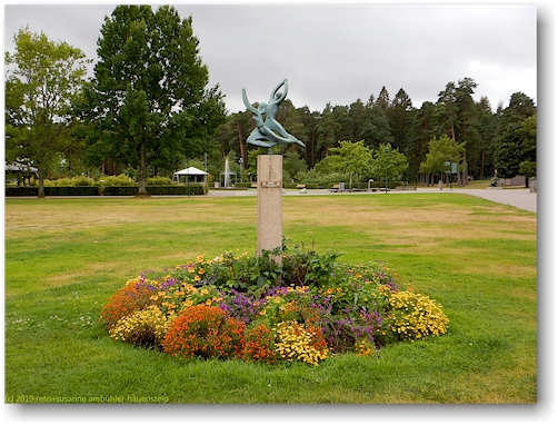 skulptur "flykt" auf der grossen wiese beim haupteingang zum mariebergsskogen in karlstad