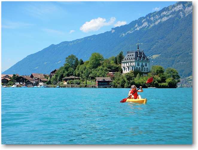 susanne auf einem sit-on-top kajak auf dem brienzersee bei iseltwald