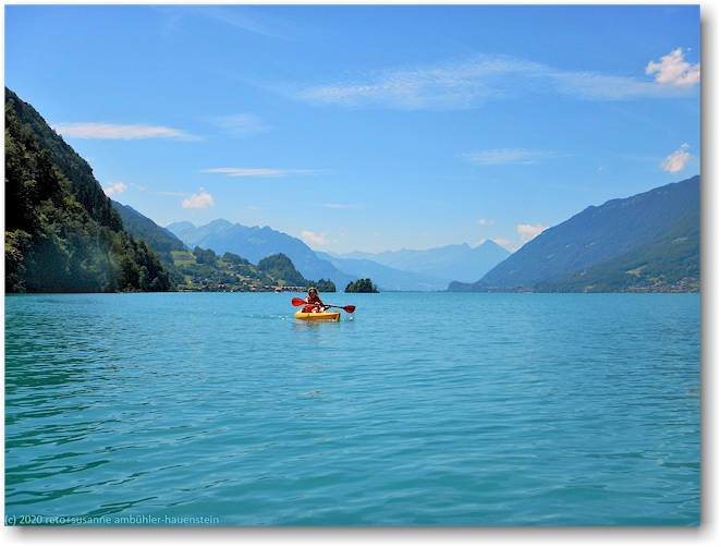 susanne auf einem sit-on-top kajak auf dem brienzersee