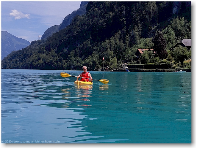 reto auf einem sit-on-top kajak auf dem brienzersee