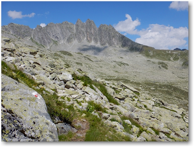 wanderweg am fuss des piz run